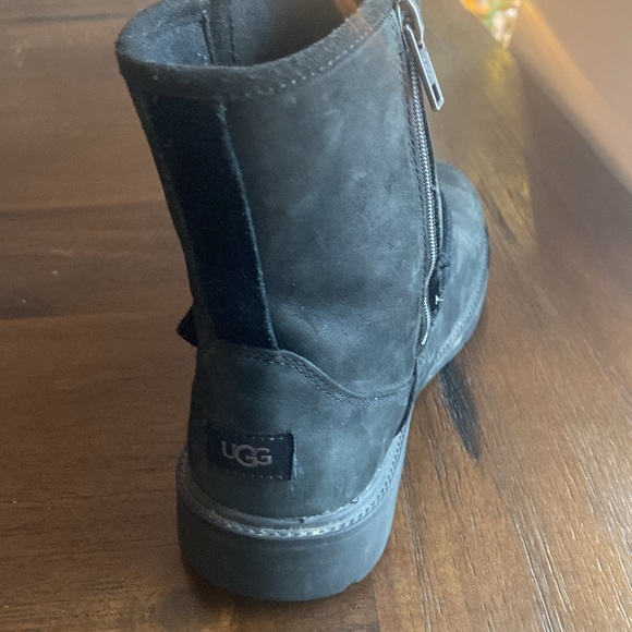 UGG Kinzey weather boots Hardly worn ONLY BLACK AVAILABLE NOW - Picture 4 of 4